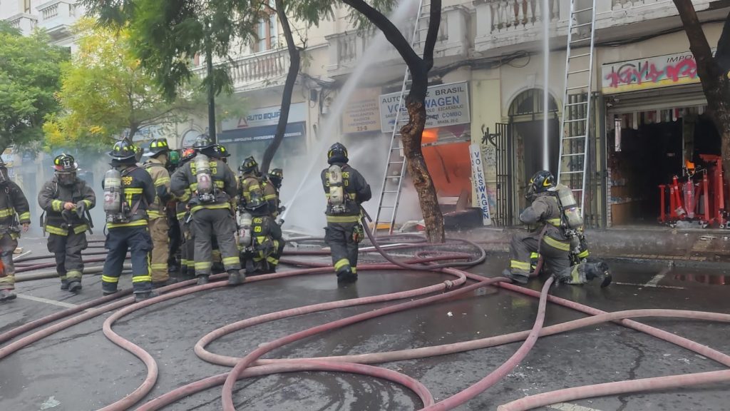 Con 300 voluntarios respondió el CBS para controlar gran incendio en Avenida Brasil