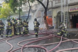 Con 300 voluntarios respondi&oacute; el CBS para controlar gran incendio en Avenida Brasil