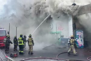 El CBS controló incendio que afecto tres propiedades en la comuna de Santiago
