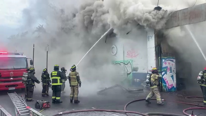 El CBS controló incendio que afecto tres propiedades en la comuna de Santiago