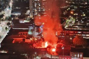 El CBS controló y extinguió incendio que afectó tres propiedades en Recoleta