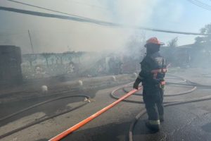 El CBS control&oacute; incendio que dej&oacute; 12 viviendas destruidas en Estaci&oacute;n Central