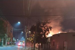 Incendio afectó dos viviendas en Villa Los Nogales, en comuna de Estación Central