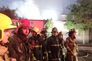 Incendio afectó dos viviendas en Villa Los Nogales, en comuna de Estación Central