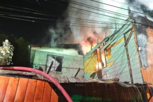 El CBS control&oacute; incendio que afect&oacute; tres viviendas y una bodega en Renca