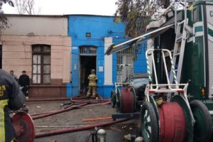 El CBS control&oacute; incendio que afect&oacute; propiedad en Santo Domingo y Av. Matucana