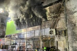 El CBS control&oacute; y extingui&oacute; incendio en locales comerciales de Meiggs y Alameda