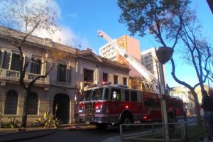 Incendio afect&oacute; casona antigua cerca de barrio universitario de Santiago