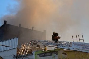 M&aacute;s de 200 bomberos y 42 Maquinas implic&oacute; incendio cercano a la Vega Central