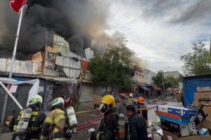 Con 500 bomberos se aplac&oacute; incendio en galer&iacute;a comercial de Barrio Meiggs