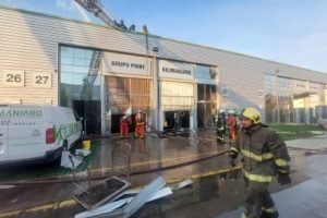 M&aacute;s de 200 bomberos requiri&oacute; el CBS para controlar incendio en bodegas de Renca