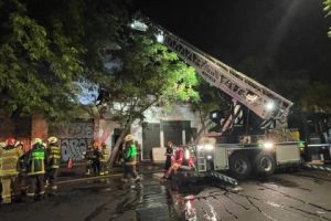 Con cerca de 200 bomberos, el CBS control&oacute; incendio en Garc&iacute;a Reyes y San Pablo
