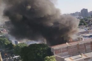 Incendio en bodega de textiles: con 11 Compa&ntilde;&iacute;as del CBS se control&oacute; la emergencia