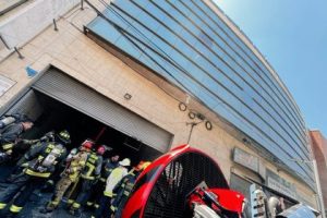 Incendio de bodega en Barrio Meiggs: voluntarios rescatan 3 personas desde subterr&aacute;neo