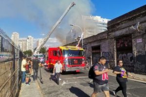Voluntarios controlaron incendio en inmueble que sufri&oacute; derrumbe parcial