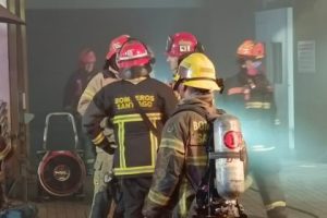Persona falleci&oacute; en incendio declarado en nivel - 5 de edificio de departamentos
