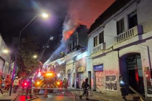 Voluntarios combatieron incendio que afect&oacute; hotel abandonado, locales comerciales y casas