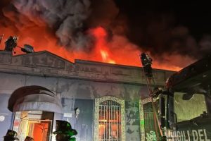 Los Bomberos de Santiago extinguieron incendio que afect&oacute; hotel abandonado y una bodega
