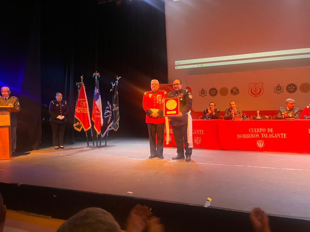 El CBS se hizo presente en 80° Aniversario de Bomberos de Talagante