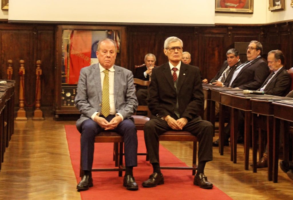 Entrega de distintivos a dos nuevos Miembros Honorarios de la Institución