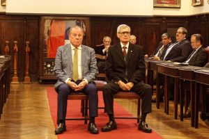 Entrega de distintivos a dos nuevos Miembros Honorarios de la Institución