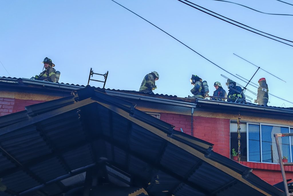 El CBS controló incendio que afectó dos casas en la comuna de Renca