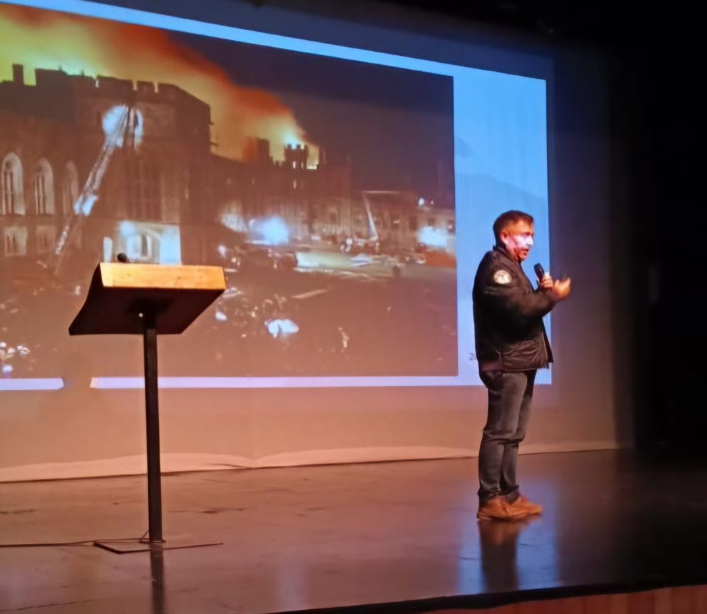 La 2ª Compañía “Esmeralda” expuso sobre emergencias patrimoniales a Bomberos de Castro