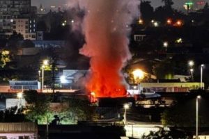 Incendio afect&oacute; dos casas en calles Tocornal y Maule