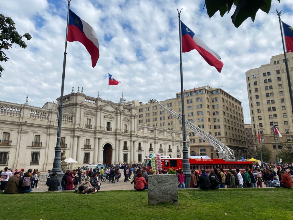 Plaza de Armas y Plaza de la Constitución se engalanaron con carros del CBS en Día de los Patrimonios