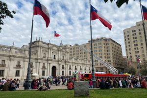 Plaza de Armas y Plaza de la Constitución se engalanaron con carros del CBS en Día de los Patrimonios