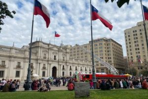 Plaza de Armas y Plaza de la Constituci&oacute;n se engalanaron con carros del CBS en D&iacute;a de los Patrimonios
