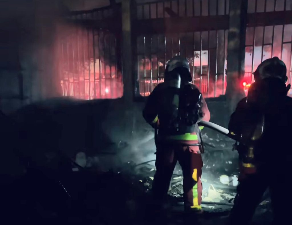 Voluntarios del CBS controlaron incendio que afectó liceo de la comuna de Recoleta