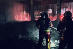 Voluntarios del CBS controlaron incendio que afectó liceo de la comuna de Recoleta