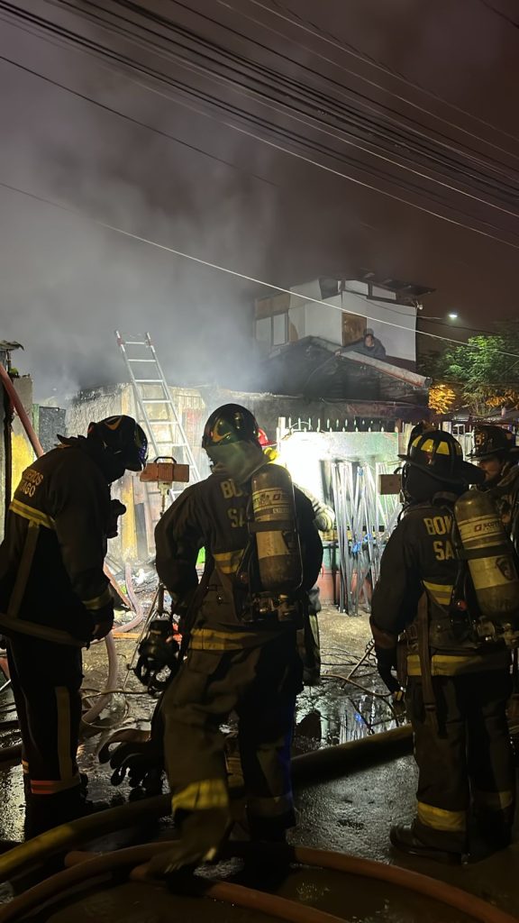El CBS controló incendio que afectó una casa y amenazó otras viviendas en Estación Central