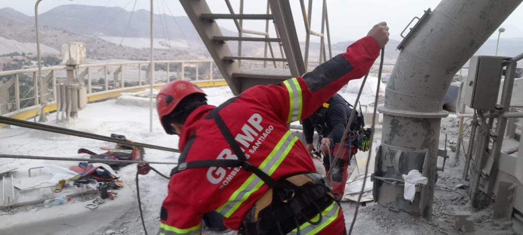 Operadores GRIMP-Santiago efectuaron exitoso rescate de personas a 70 metros de altura