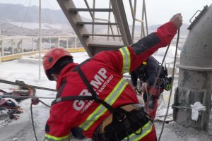 Operadores GRIMP-Santiago efectuaron exitoso rescate de personas a 70 metros de altura