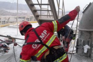 Operadores GRIMP-Santiago efectuaron exitoso rescate de personas a 70 metros de altura