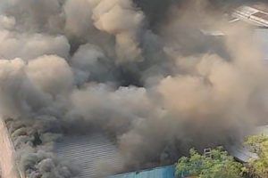 Incendio en bodega de calle Toesca obligó a masivo despacho de Voluntarios y máquinas del CBS