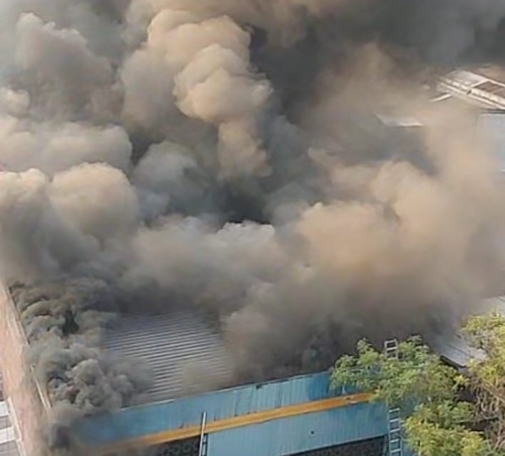 Incendio en bodega de calle Toesca obligó a masivo despacho de Voluntarios y máquinas del CBS