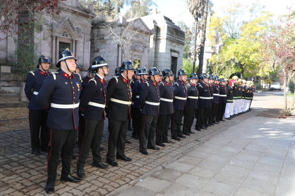 Décima Compañía “Bomba España” realiza romería en honor a sus Mártires, Fundadores y Voluntarios fallecidos