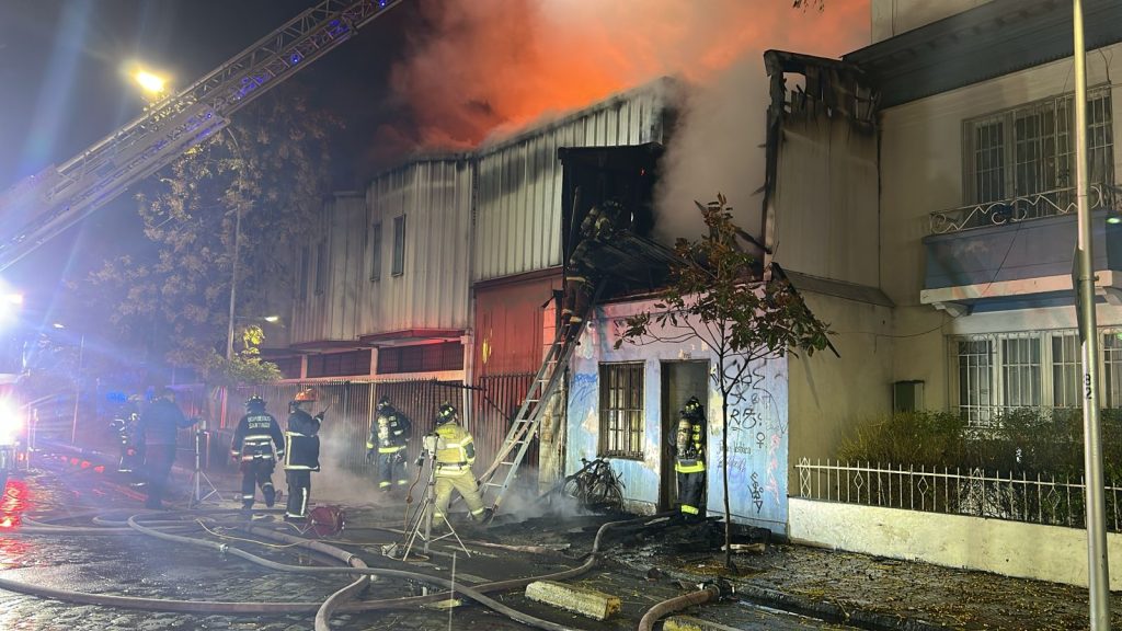 Voluntarios del CBS evitaron que incendio se extendiera en propiedades de Barrio Yungay