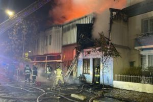 Voluntarios del CBS evitaron que incendio se extendiera en propiedades de Barrio Yungay