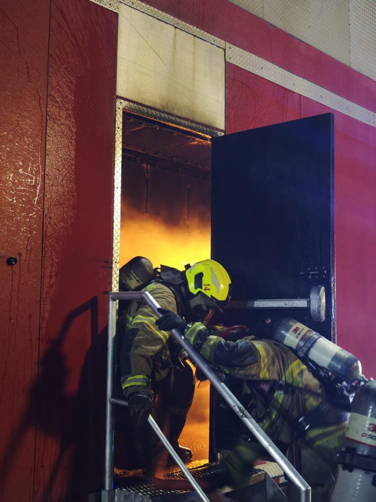2` Comandante lideró ejercicio de fuego estructural con simulador ANB para Jefes de Guardias de las 22 Compañías del CBS