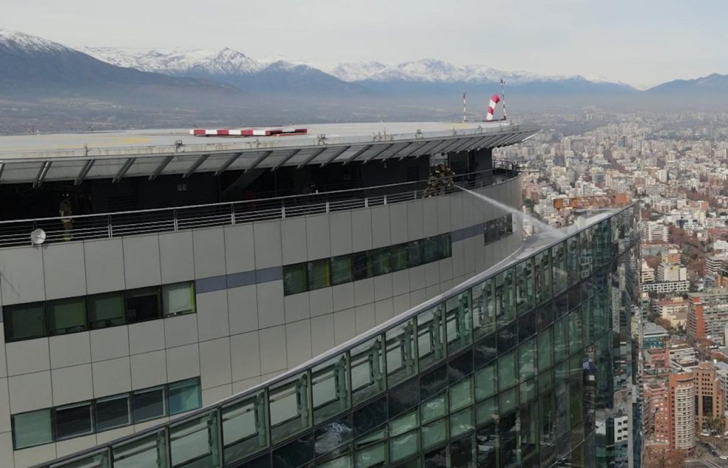 La 20ª Compañía probó su capacidad de extinción en piso 55 de la Torre Titanium