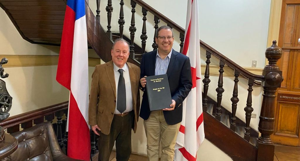 Grupo de Amigos de los ’80 dona al CBS un histórico libro de Actas