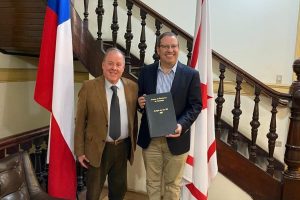 Grupo de Amigos de los '80 dona al CBS un histórico libro de Actas