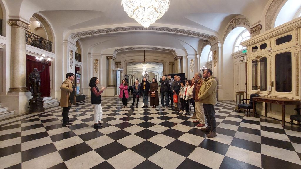 Voluntarios del CBS, personal del MuBo y familia bomberil visitaron el Teatro Municipal de Santiago