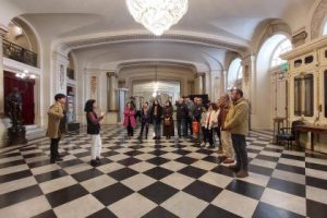 Voluntarios del CBS, personal del MuBo y familia bomberil visitaron el Teatro Municipal de Santiago
