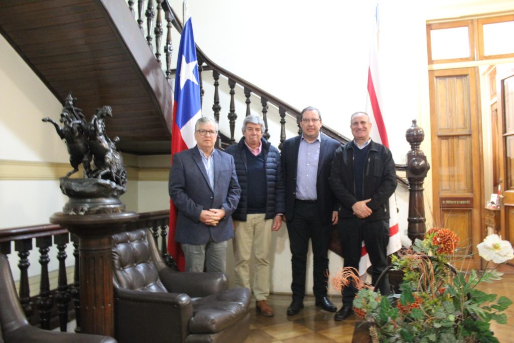 Directiva de agrupación Comida de Capitanes “Fernando Munita Fuentes” se reunió con el Superintendente