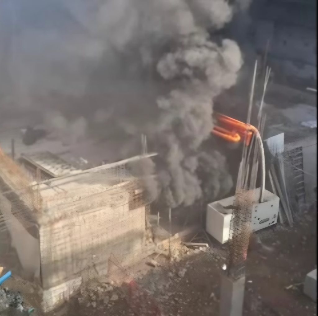 El CBS controló fuego en subterráneo, cuyo humo puso en peligro a operador de grúa